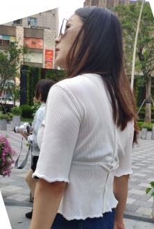 街拍丰满时尚牛仔热裤墨镜美女