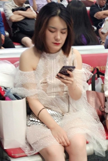 透明花裙很美艳动人