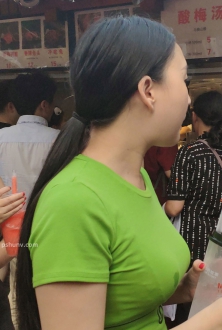 街拍丰满嫩绿色短袖美女图片