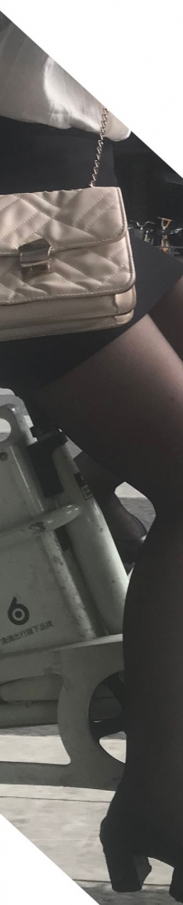 街拍骑自行车的黑丝熟女美女图片