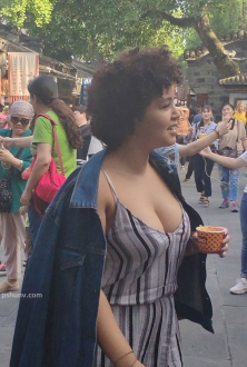 爆炸头配竖条纹吊带短裙显得时尚干练