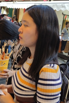 街拍彩色条纹针织衫配小短裙美女图片2
