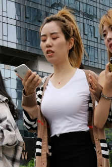 街拍广州一字肩牛仔美女图片