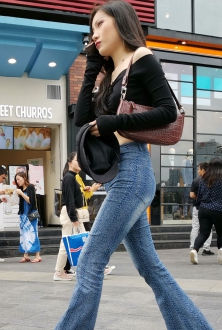 时尚喇叭裤美少妇