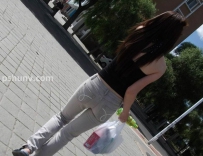 街拍灰色牛仔裤露肩装美女图片