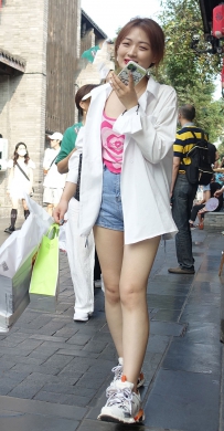 街拍白色衬衫美少妇图片