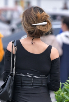 黑色镂空上衣配黑色休闲裤美少妇2