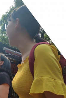 街拍奶黄色连衣裙美女写真