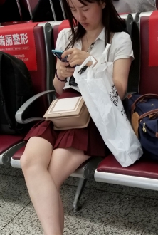 红色短裙美少妇