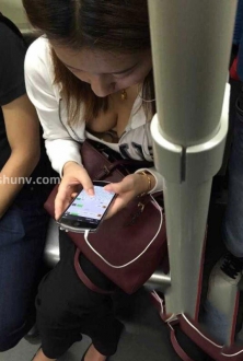 白色卫衣与黑色裤子搭配美女穿搭