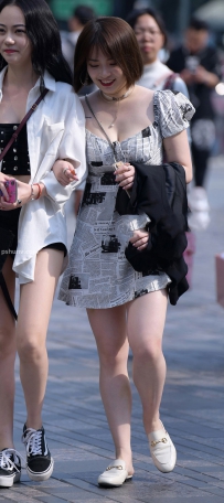 大v领连衣短裙美少妇图片
