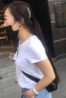 街拍白t恤牛仔裤美少妇