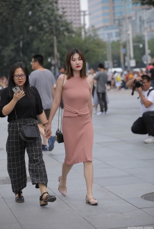 街拍粉色露肩连衣裙美女，高挑的身材很吸引人