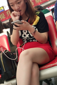 红色短裙少妇更显白嫩