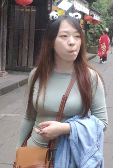 街拍戴着可爱的卡通熊猫头饰美女图片