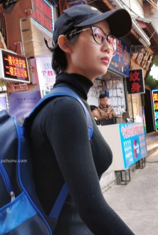 戴棒球帽美女背包客