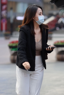 白色长裙美腿少妇