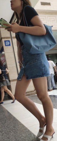街拍黑色短袖牛仔裤短裙美女图片
