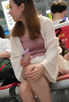 候车室里开心的美少妇