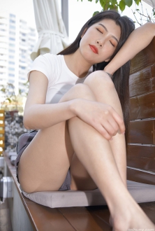 笑容很迷人，热裤很短更迷人