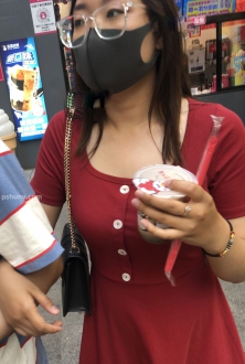 酒红色低胸美少妇