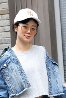 街拍棒球帽配蓝色运动裤美女图片2