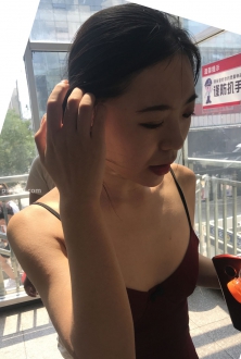 街拍红色吊带连衣裙美女图片