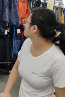 广州街拍服装店的丰满美女图片