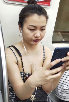 街拍完整版格子吊带连衣短裙美女图片