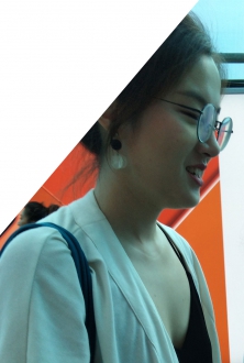 街拍成都美女图片黑色大v领真性感