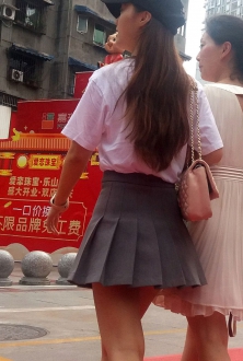 遛狗的美熟女