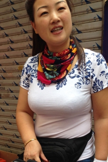 街拍北京美女白色丰满美女图片