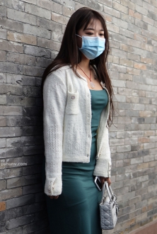 街拍宝绿色长裙美女图片