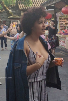 街拍爆炸头配竖条纹吊带短裙美女