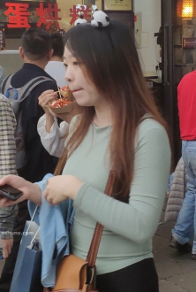 街拍紧身草绿色上衣配黑色运动裤2美女图片