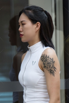 街拍沈阳纹身性感美女图片