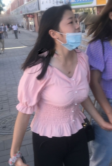 街拍粉色丰满美少妇