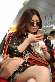 候车厅墨镜时尚热裤少女