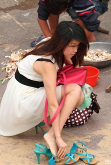 美少妇整理鞋带