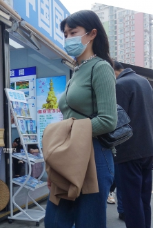 街拍丰满绿色T恤美女图片