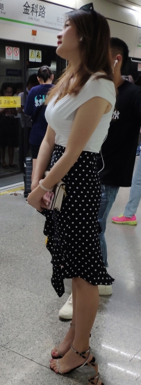 街拍白色斑点裙美女图片-2