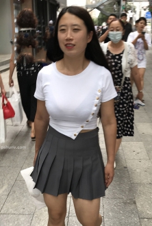 街拍白色紧身T恤美女图片身材真棒