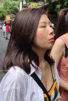 街拍白色衬衫v领吊带打底衫美女图片