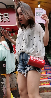 街拍白色波点短袖牛仔热裤美女写真