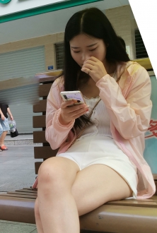 翘二郎腿的美少女