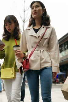 街拍经典蓝色牛仔美腿少女图片