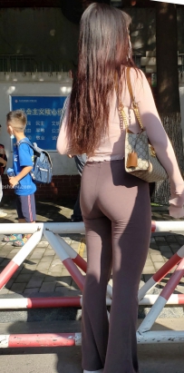 街拍棕色休闲裤美臀美女图片