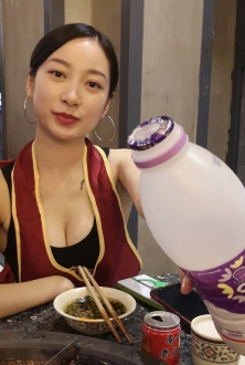 黑色小背心美女图片