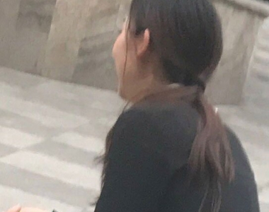 街拍美女时尚穿搭黑色小西服绿色套裙优雅知性