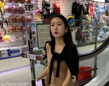 街拍时尚穿搭超短裙出行，夏天的最佳穿搭指南